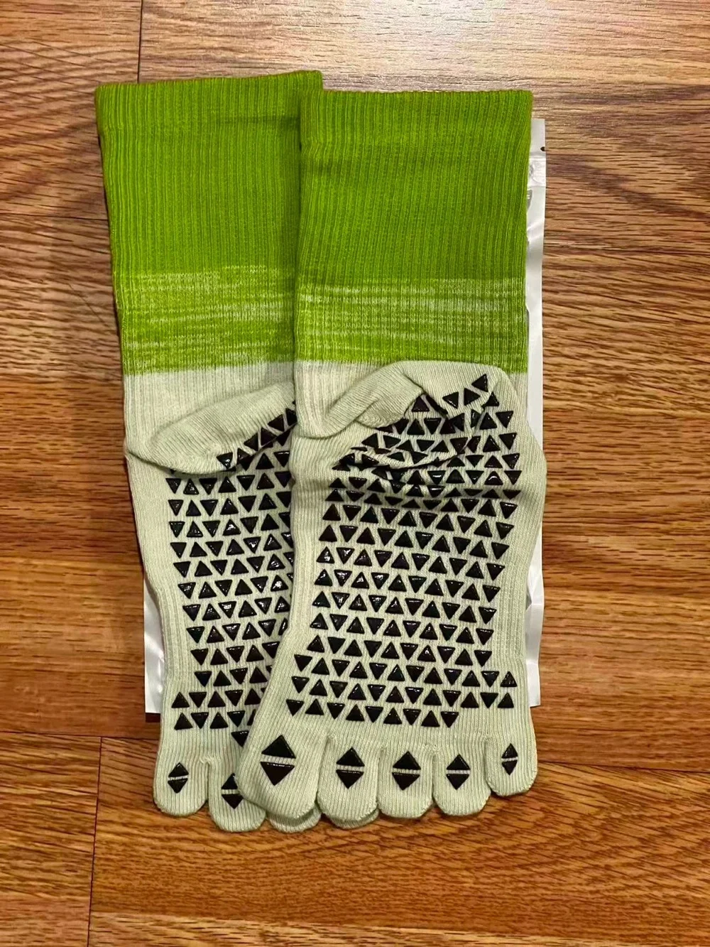 Non-slip yoga fitness Pilates split-toe mid-calf socks (green)